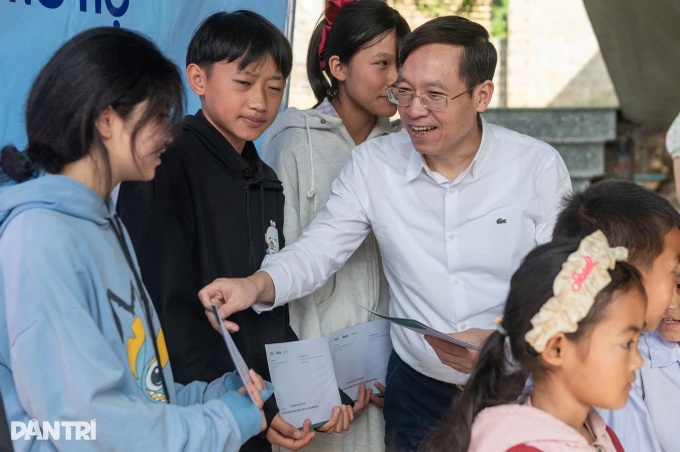 Dantri/Dtinews readers award scholarships to Dien Bien poor children - 2