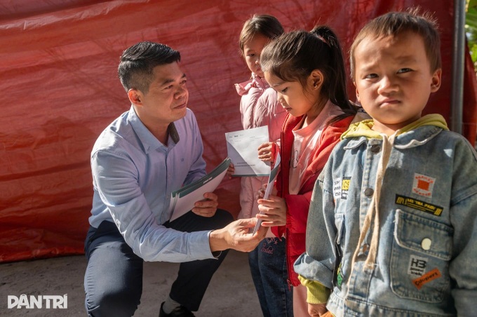 Dantri/Dtinews readers award scholarships to Dien Bien poor children - 4
