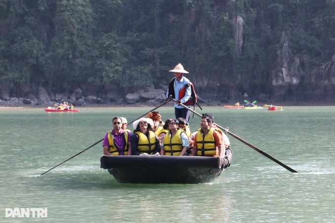 Kayaking through Luon Cave reveals tranquil side of Ha Long Bay - 6