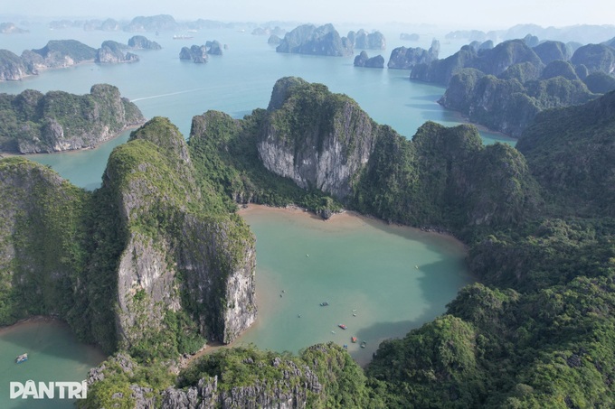 Kayaking through Luon Cave reveals tranquil side of Ha Long Bay - 2
