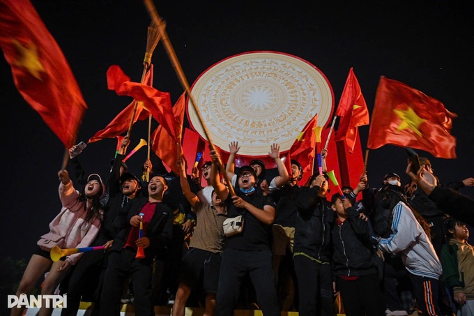 Vietnamese flood streets after U22 SEA Games triumph - 9