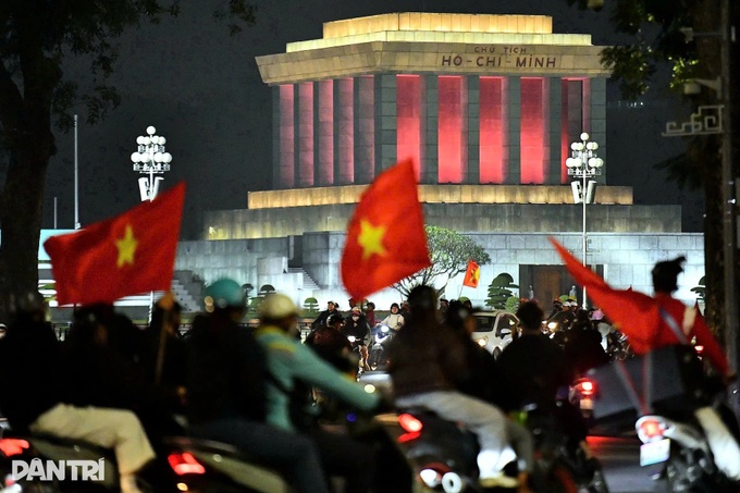 Vietnamese flood streets after U22 SEA Games triumph - 3