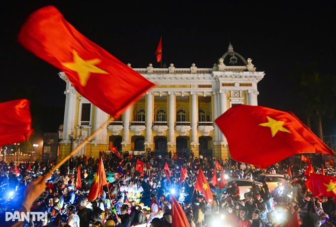 Vietnamese flood streets after U22 SEA Games triumph - 4