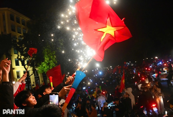 Vietnamese flood streets after U22 SEA Games triumph - 6