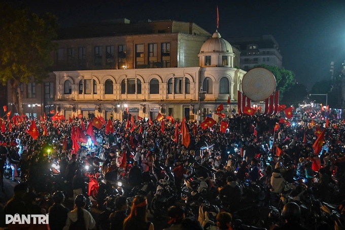 Vietnamese flood streets after U22 SEA Games triumph - 5