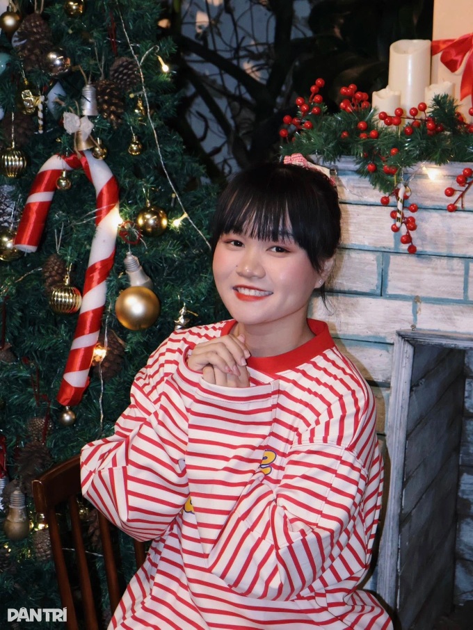 HCM City festive coffee spots draw young crowds through the night - 2