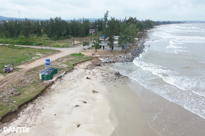 Storm and flood-tide surges ravage Quang Ngai beach - 1