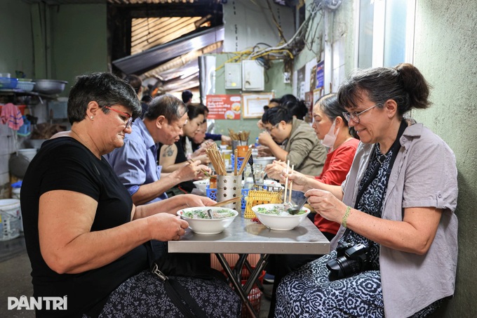 Pho Thin Bo Ho prepares to relocate after 70 years in Hanoi old quarter - 1