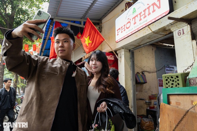 Pho Thin Bo Ho prepares to relocate after 70 years in Hanoi old quarter - 3