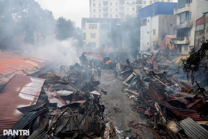 Dozens of stalls destroyed in Hanoi market fire - 1