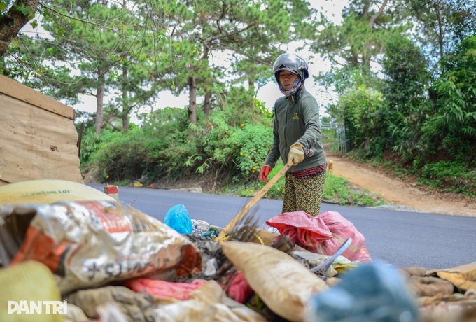 Waste piles up on scenic D’ran Pass in Lam Dong - 9