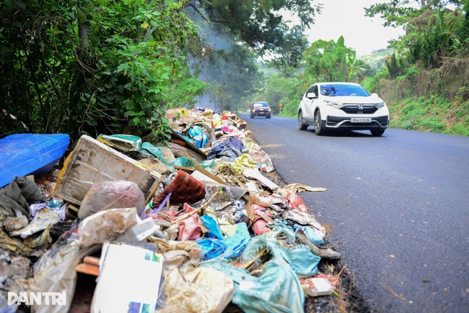 Waste piles up on scenic D’ran Pass in Lam Dong - 1