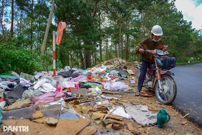 Waste piles up on scenic D’ran Pass in Lam Dong - 2