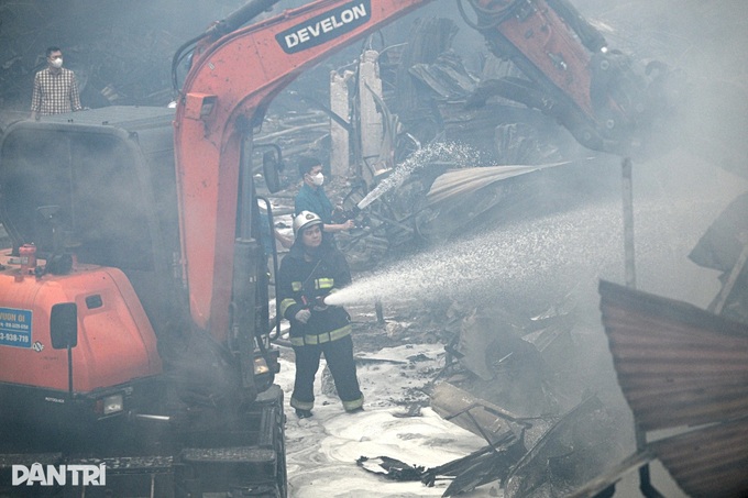 Dozens of stalls destroyed in Hanoi market fire - 2