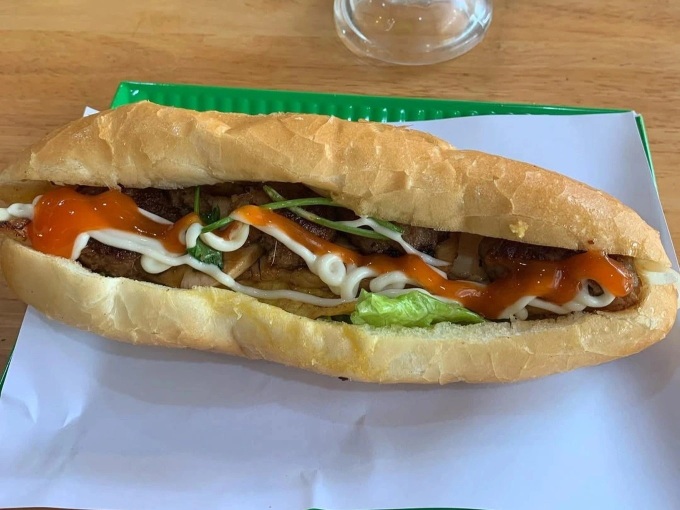 Food hygiene row after Ninh Binh staff puts food from mouth into sandwich - 2