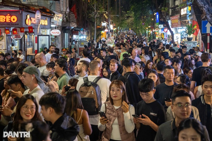 Crowds flock to Hanoi and Ho Chi Minh City churches for Christmas - 7 Crowds flock to Hanoi and Ho Chi Minh City churches for Christmas - 7