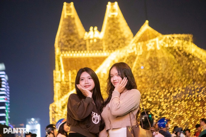 Crowds flock to Hanoi and Ho Chi Minh City churches for Christmas - 10 Crowds flock to Hanoi and Ho Chi Minh City churches for Christmas - 10