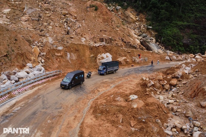 Khanh Le Pass reopens after deadly landslides - 1