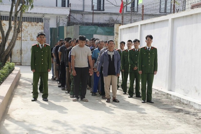 Nghe An police arrest 42 in major online weapons trafficking case - 1