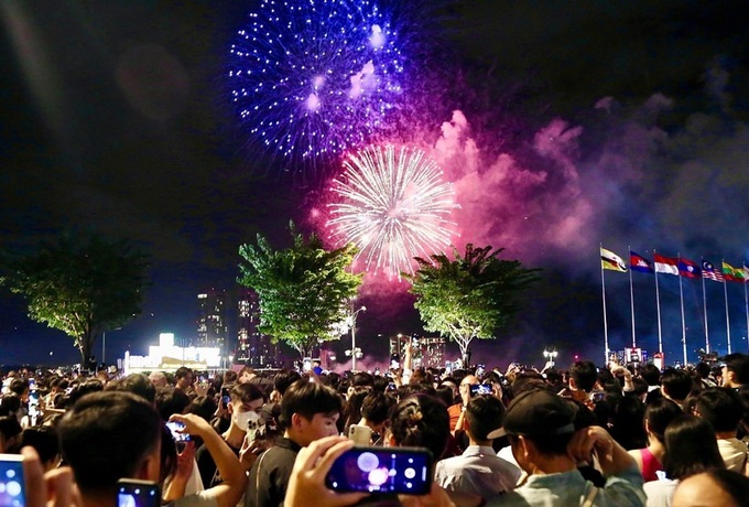 HCM City plans six locations for New Year fireworks displays - 1