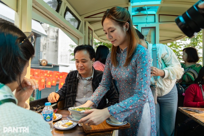 Hanoi train carriages bring back subsidy-era flavours - 3