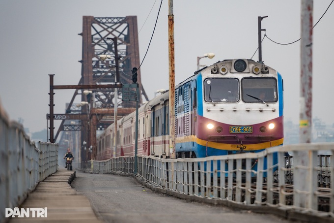 Long Bien Bridge set to resume two-way traffic on New Year's Day - 14