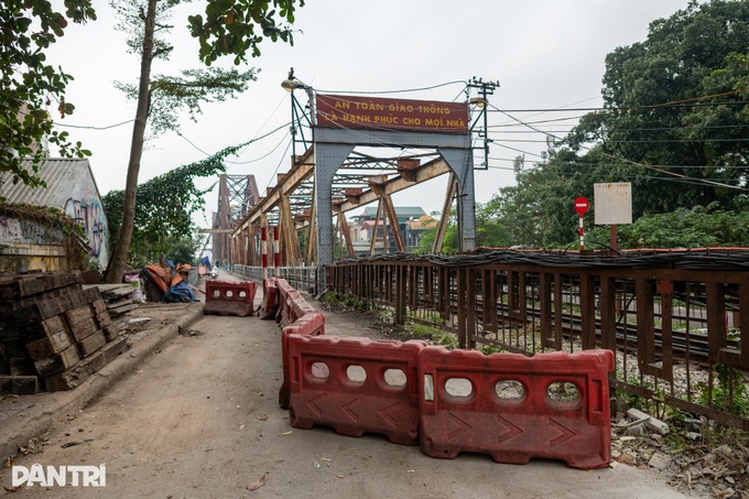 Long Bien Bridge set to resume two-way traffic on New Year's Day - 4