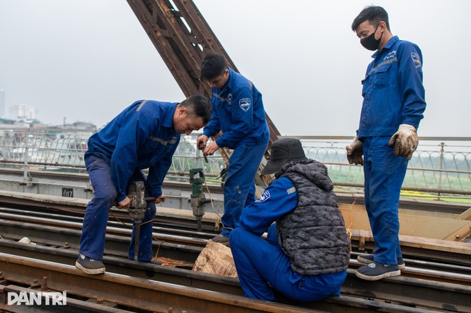 Long Bien Bridge set to resume two-way traffic on New Year's Day - 5
