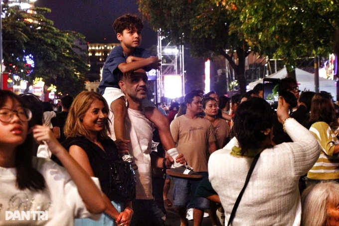 New Year cheer spreads across major cities in Vietnam - 12 New Year cheer spreads across major cities in Vietnam - 12