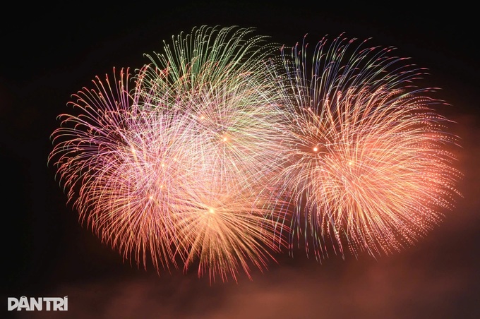 Fireworks light up Hanoi sky to welcome New Year - 5