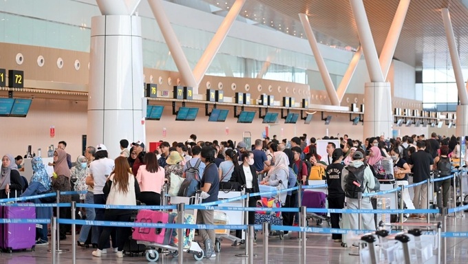 Tan Son Nhat handles nearly 120,000 passengers on January 2 - 1