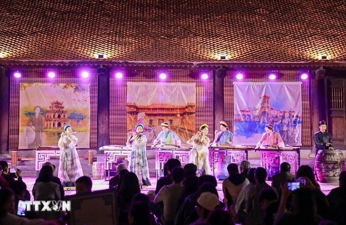 Night tour at Temple of Literature offers fresh cultural experience - 1