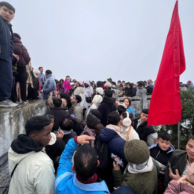 Severe congestion hits Ha Giang tourist sites over new year holiday - 1