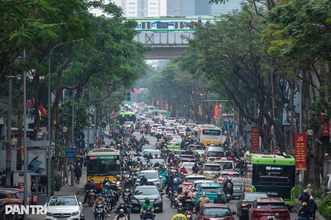 Hanoi streets gridlocked on first workday after New Year holiday - 12