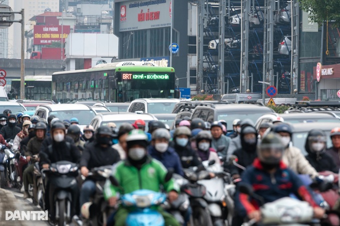 Hanoi streets gridlocked on first workday after New Year holiday - 4