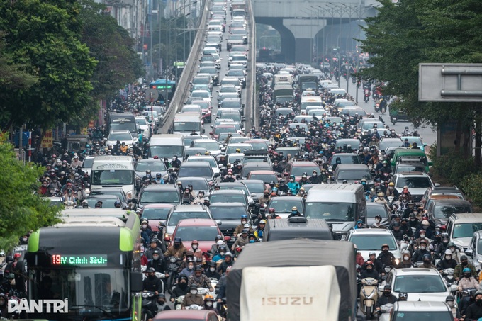 Hanoi streets gridlocked on first workday after New Year holiday - 7