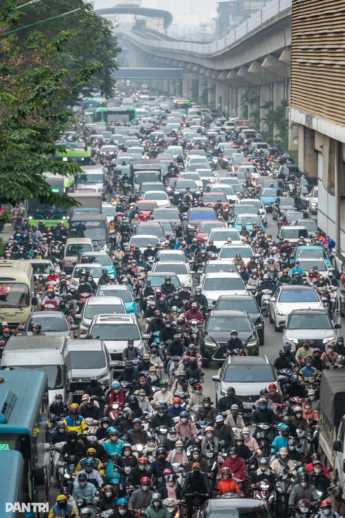 Hanoi streets gridlocked on first workday after New Year holiday - 8