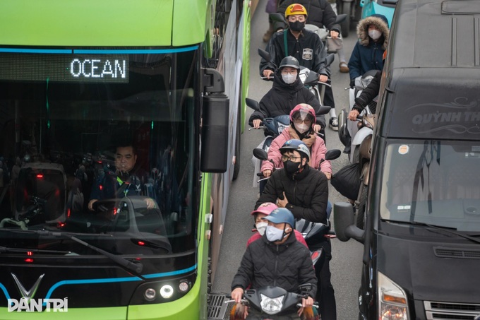 Hanoi streets gridlocked on first workday after New Year holiday - 10
