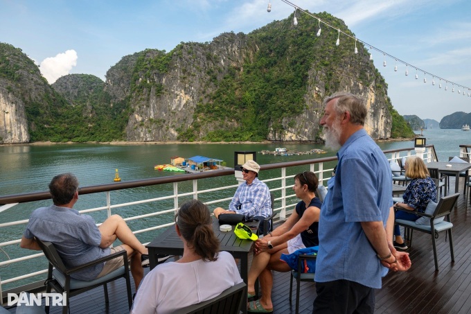 Vietnam welcomes record 21 million international visitors in 2025 - 1