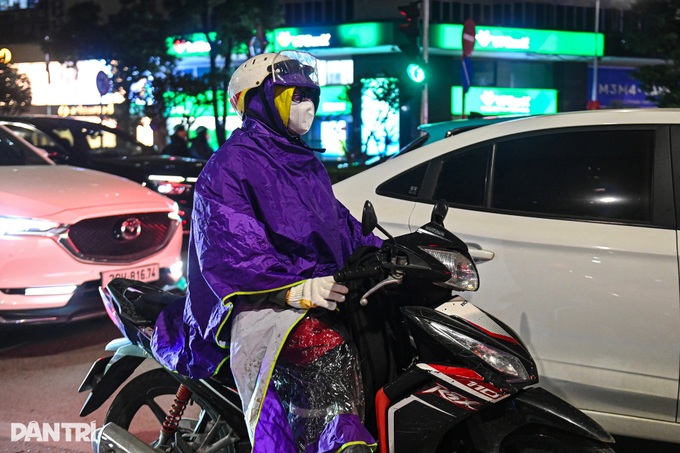 Hanoi residents struggle through bone-chilling cold spell - 8 Hanoi residents struggle through bone-chilling cold spell - 8