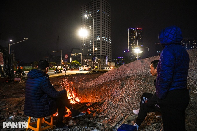 Hanoi residents struggle through bone-chilling cold spell - 3 Hanoi residents struggle through bone-chilling cold spell - 3