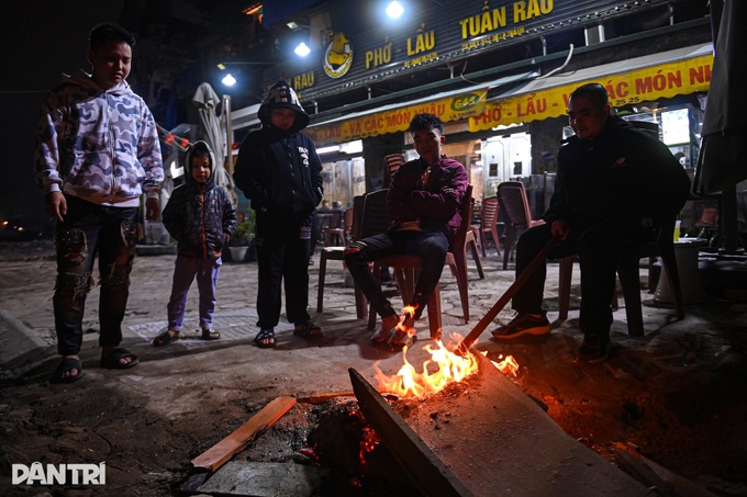 Hanoi residents struggle through bone-chilling cold spell - 4 Hanoi residents struggle through bone-chilling cold spell - 4