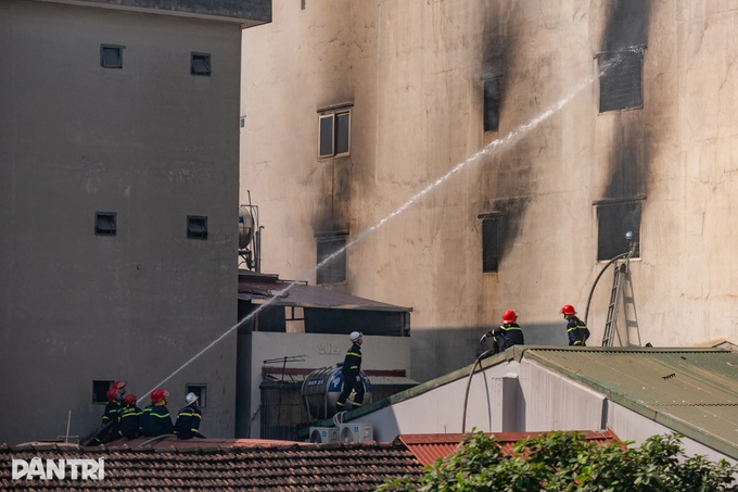 Two killed in fire at seven-storey house in Hanoi - 3