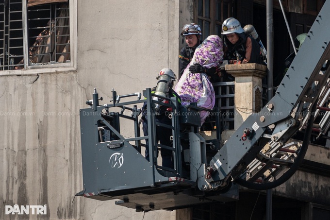 Two killed in fire at seven-storey house in Hanoi - 5