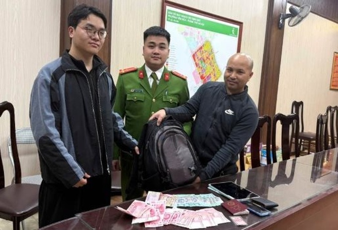 Hanoi taxi driver hands lost backpack to police - 1