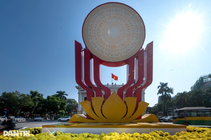 Hanoi adorned with flags and flowers ahead of National Party Congress - 5