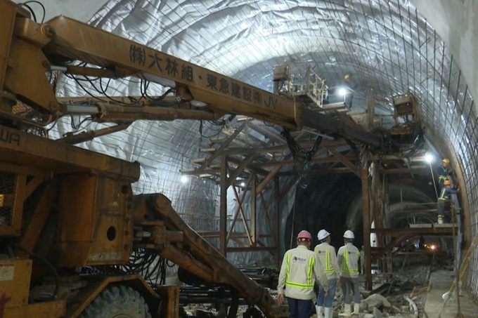 Work speeds up on tunnel of Khanh Hoa-Buon Ma Thuot expressway - 5