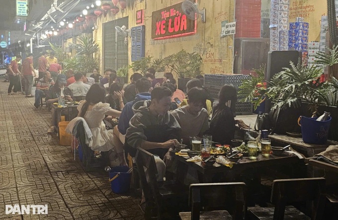 Ho Chi Minh City cracks down on sidewalk dining on Pham Van Dong - 2 Ho Chi Minh City cracks down on sidewalk dining on Pham Van Dong - 2