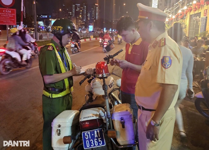 Ho Chi Minh City cracks down on sidewalk dining on Pham Van Dong - 1 Ho Chi Minh City cracks down on sidewalk dining on Pham Van Dong - 1