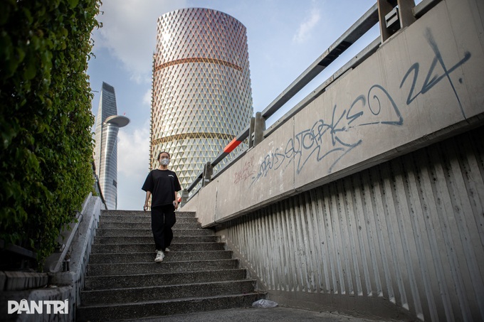 Graffiti defaces historic bridge in Ho Chi Minh City - 11 Graffiti defaces historic bridge in Ho Chi Minh City - 11